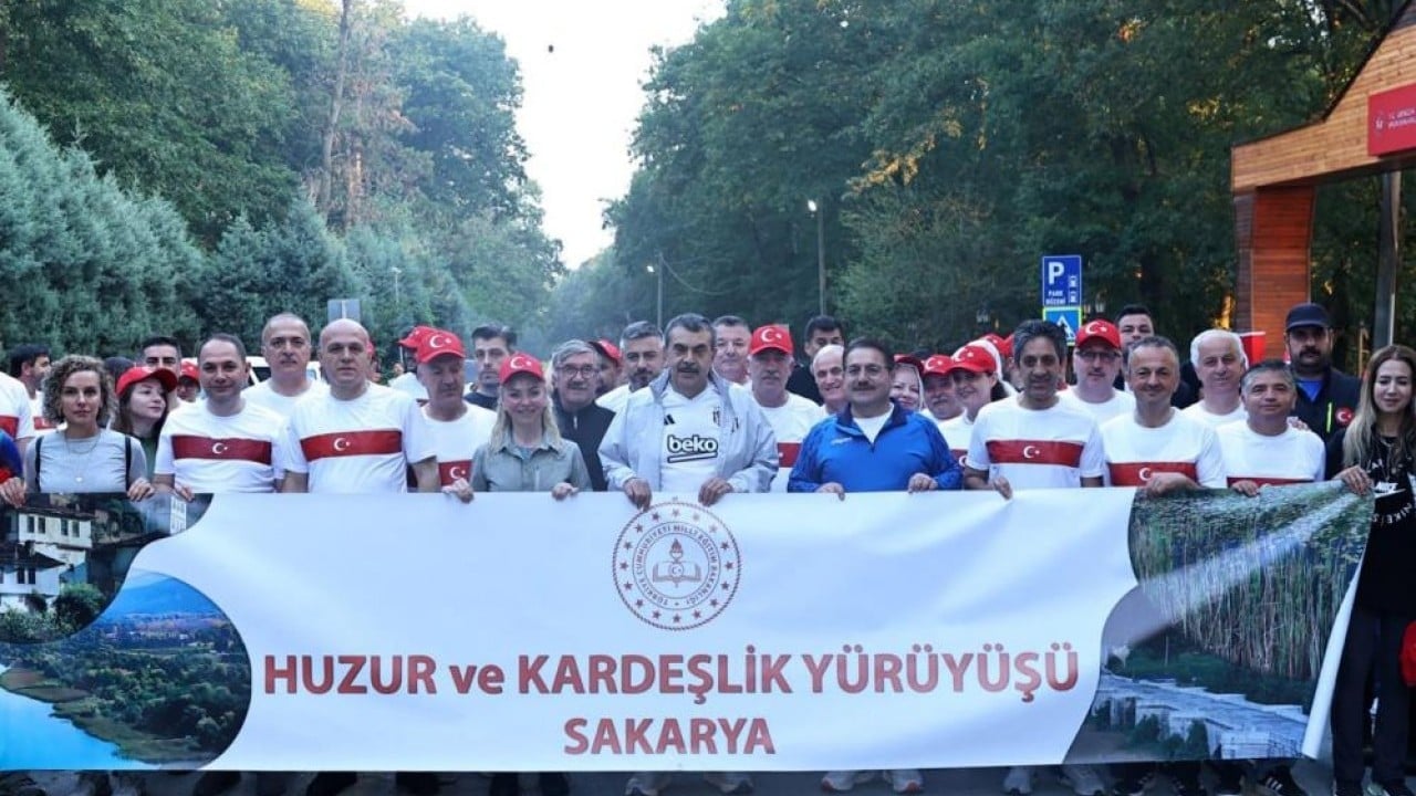 Foto - Bakan Tekin, öğretmenlerle yürüyüşe katıldı Çıktıkları eğitim yolunda birlikte yürüyorlar