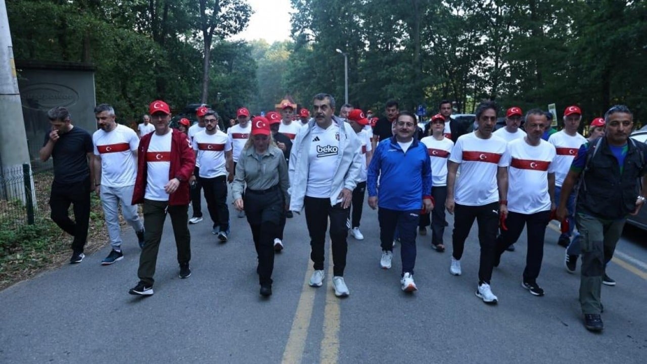 Foto - Bakan Tekin, öğretmenlerle yürüyüşe katıldı Çıktıkları eğitim yolunda birlikte yürüyorlar