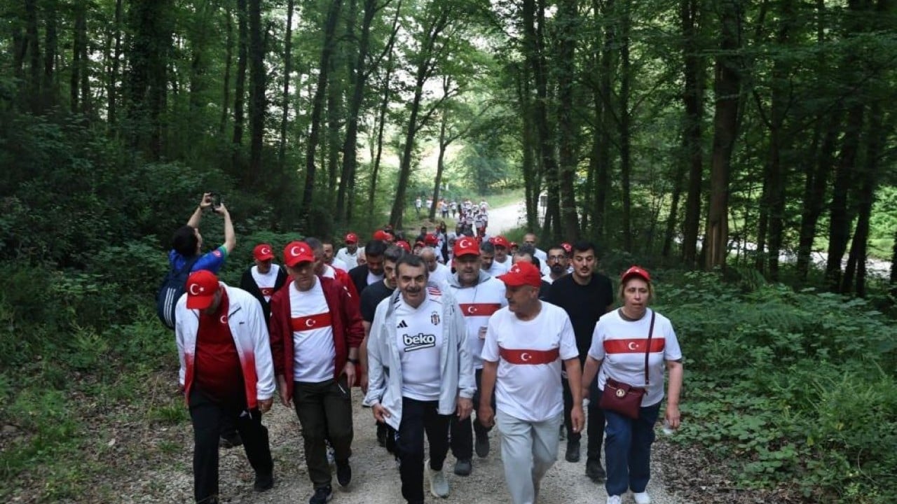 Foto - Bakan Tekin, öğretmenlerle yürüyüşe katıldı Çıktıkları eğitim yolunda birlikte yürüyorlar