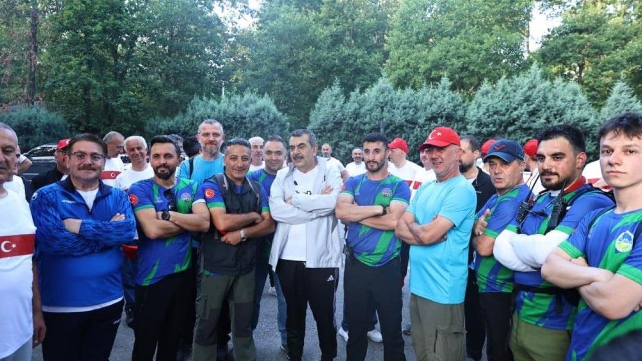 Foto - Bakan Tekin, öğretmenlerle yürüyüşe katıldı Çıktıkları eğitim yolunda birlikte yürüyorlar