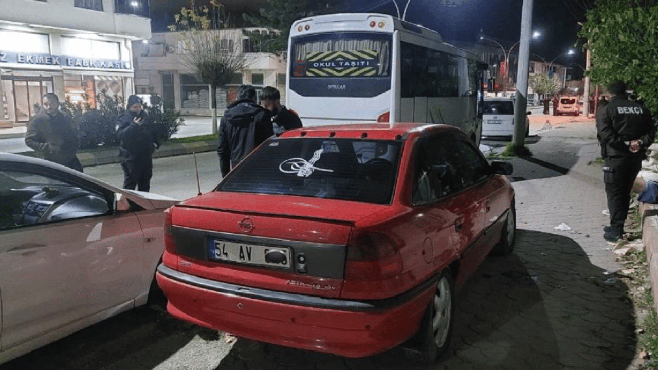 Foto - Bakın bakın laikçilerin çağdaşlık dediği hayata bakın! Alkollü sürücüden rezalet içinde rezalet