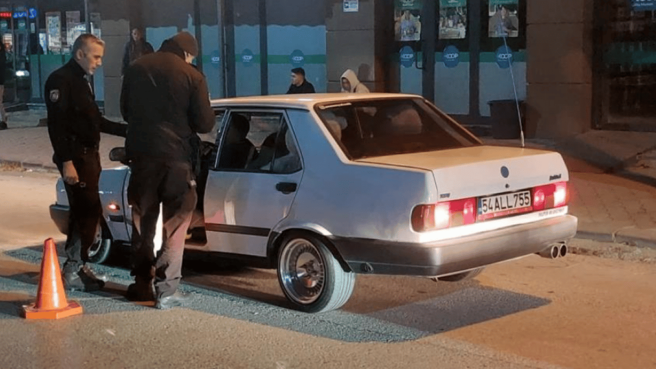 Foto - Bakın bakın laikçilerin çağdaşlık dediği hayata bakın! Alkollü sürücüden rezalet içinde rezalet