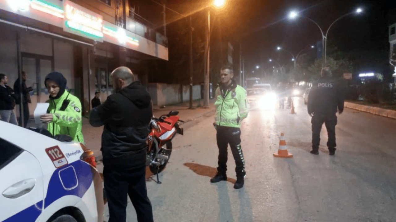 Foto - Bakın bakın laikçilerin çağdaşlık dediği hayata bakın! Alkollü sürücüden rezalet içinde rezalet