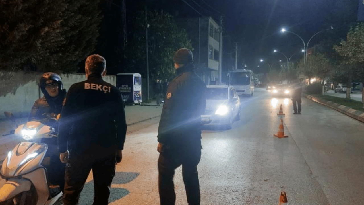 Foto - Bakın bakın laikçilerin çağdaşlık dediği hayata bakın! Alkollü sürücüden rezalet içinde rezalet