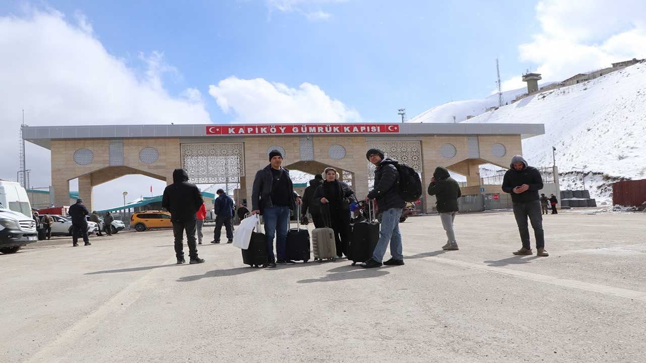 Foto - Bakın İranlılar Türkiye için ne düşünüyor? Van sınırında tahliye mesaisi!