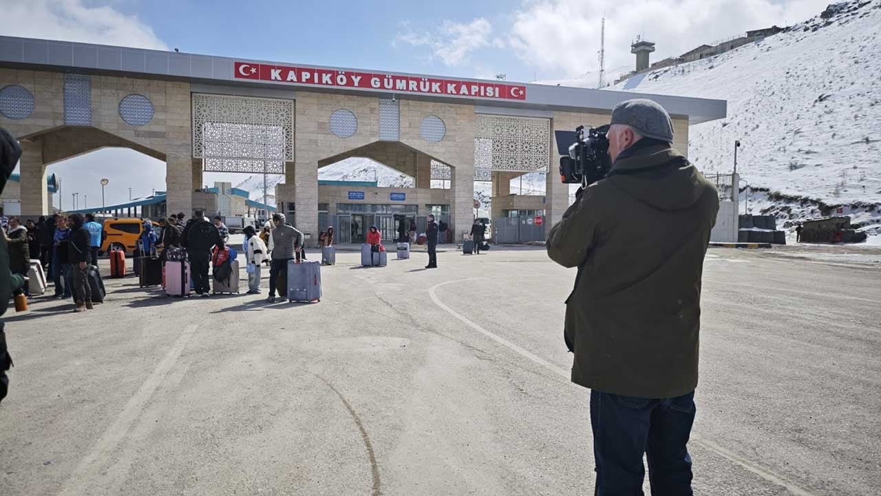 Foto - Bakın İranlılar Türkiye için ne düşünüyor? Van sınırında tahliye mesaisi!