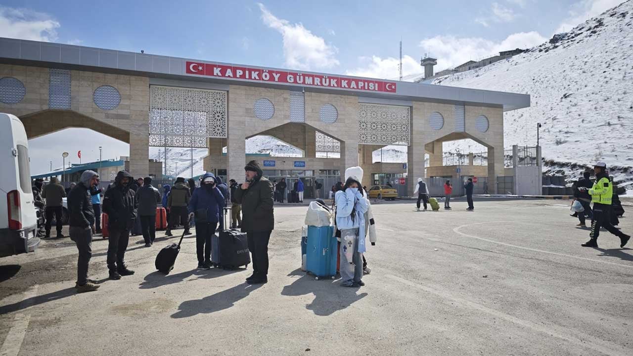 Foto - Bakın İranlılar Türkiye için ne düşünüyor? Van sınırında tahliye mesaisi!