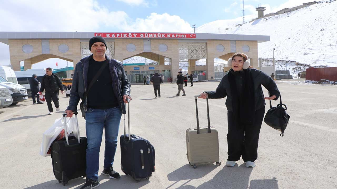 Foto - Bakın İranlılar Türkiye için ne düşünüyor? Van sınırında tahliye mesaisi!