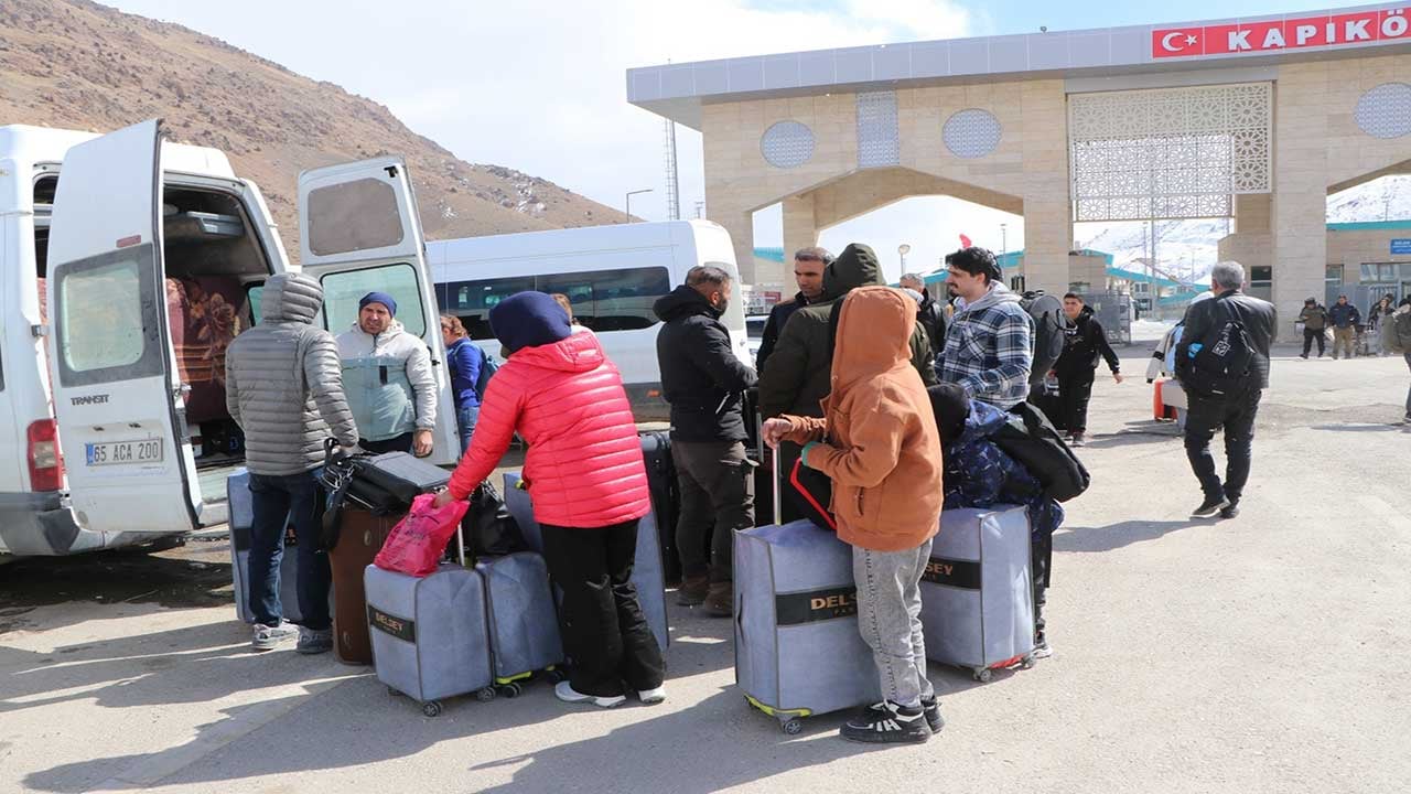 Foto - Bakın İranlılar Türkiye için ne düşünüyor? Van sınırında tahliye mesaisi!