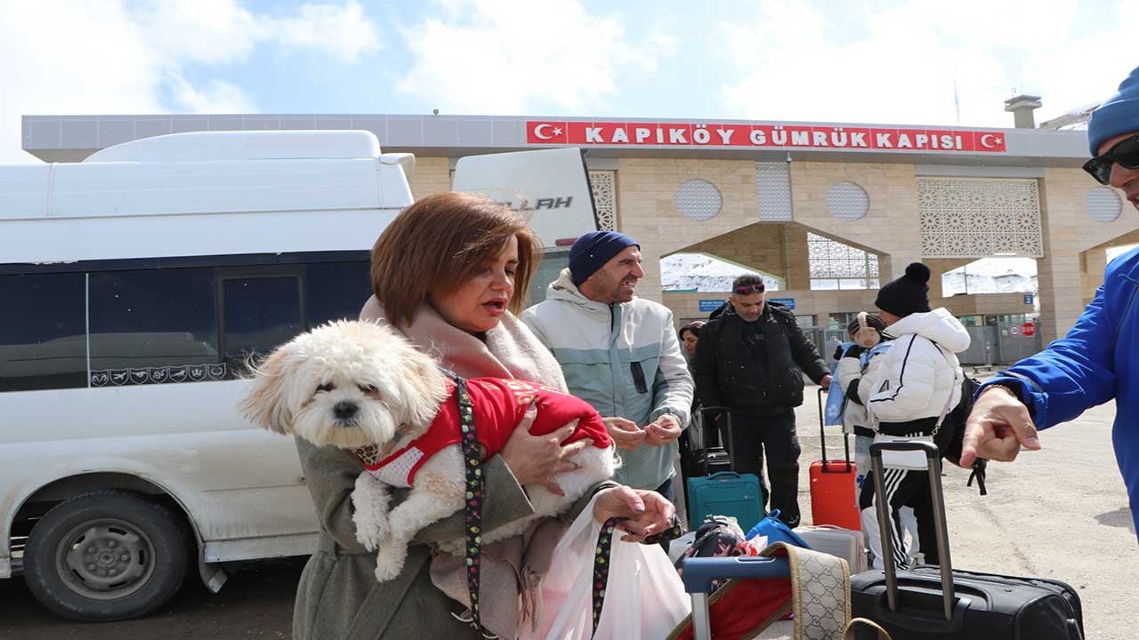 Foto - Bakın İranlılar Türkiye için ne düşünüyor? Van sınırında tahliye mesaisi!