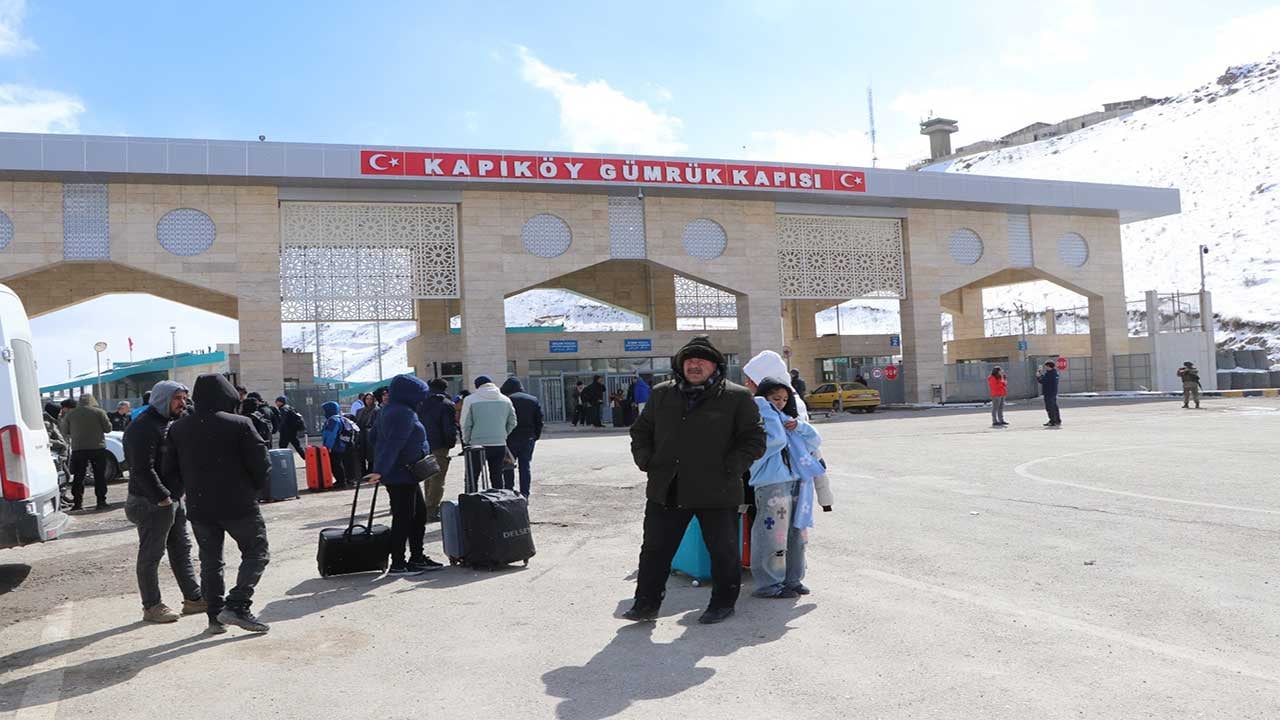 Bakın İranlılar Türkiye için ne düşünüyor? Van sınırında tahliye mesaisi!