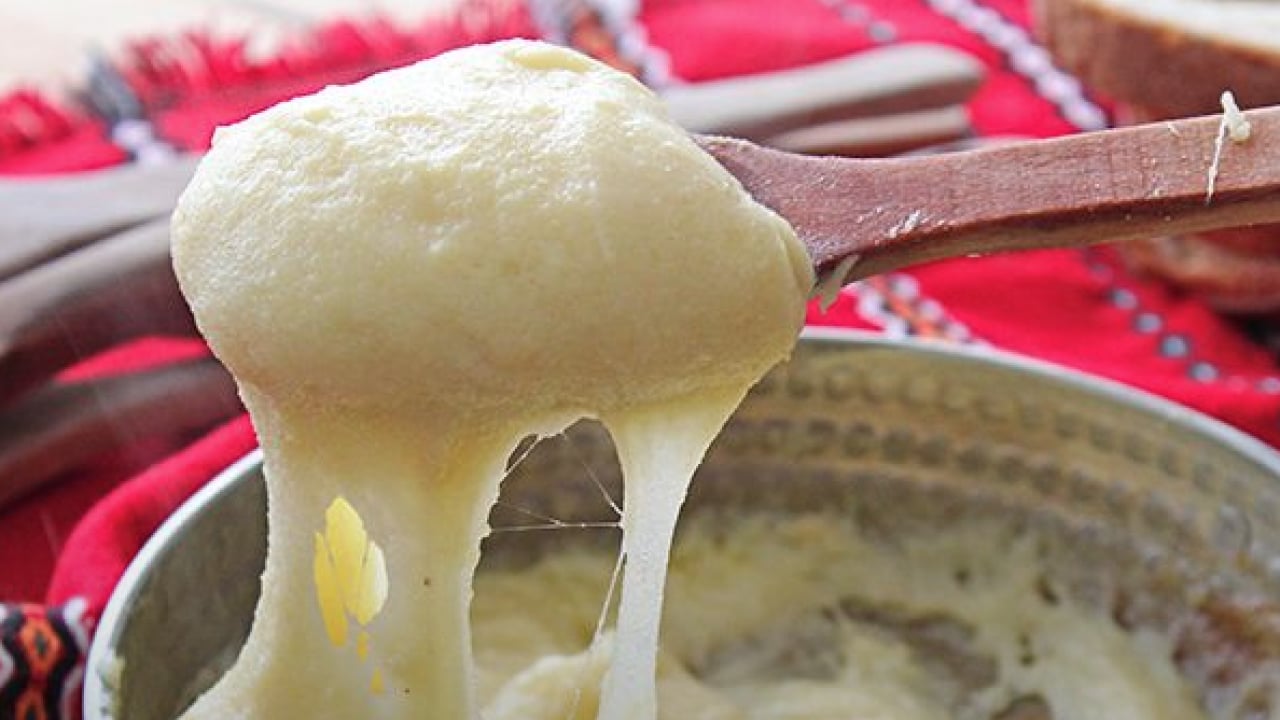 Foto - Bakın ne verilirse ne oluyor?!? Peyniri uzadıkça uzuyor: Sıcacık kuymak tarifi