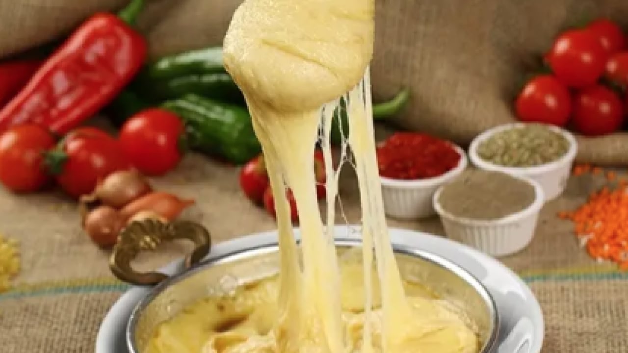 Foto - Bakın ne verilirse ne oluyor?!? Peyniri uzadıkça uzuyor: Sıcacık kuymak tarifi