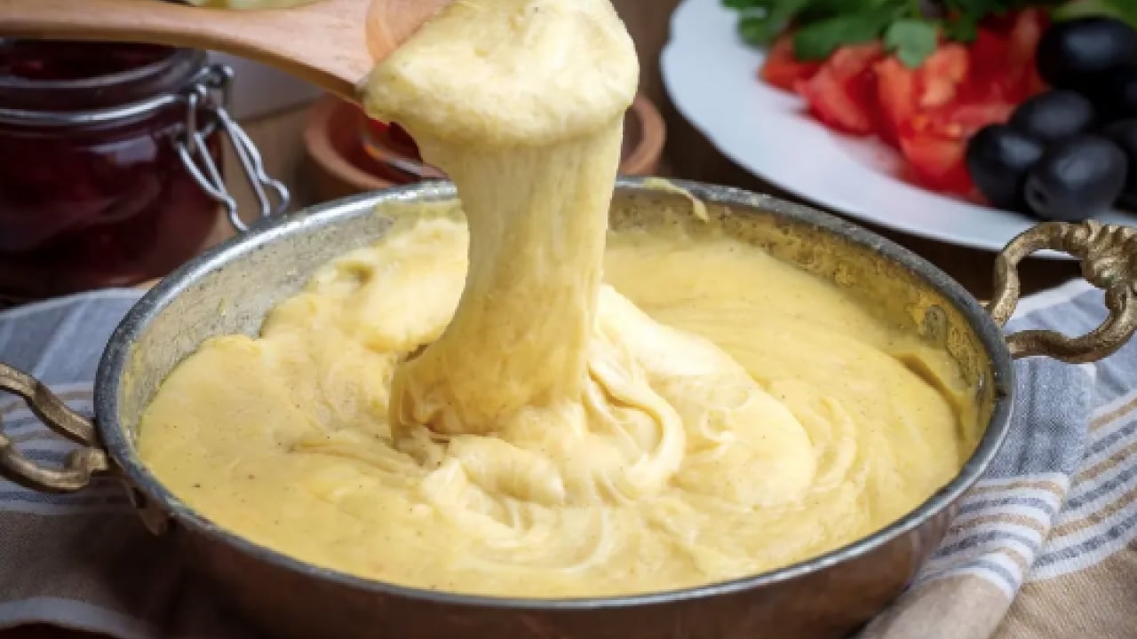 Foto - Bakın ne verilirse ne oluyor?!? Peyniri uzadıkça uzuyor: Sıcacık kuymak tarifi