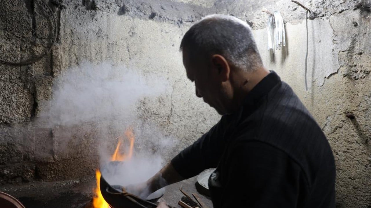 Foto - Bakırcılar çarşısı zamana yenildi Geçmişten geriye bir bakır ustası iki kalaycı kaldı