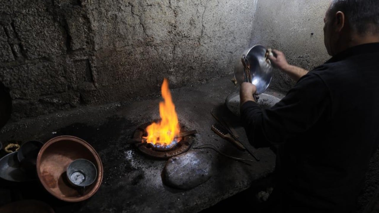 Bakırcılar çarşısı zamana yenildi Geçmişten geriye bir bakır ustası iki kalaycı kaldı