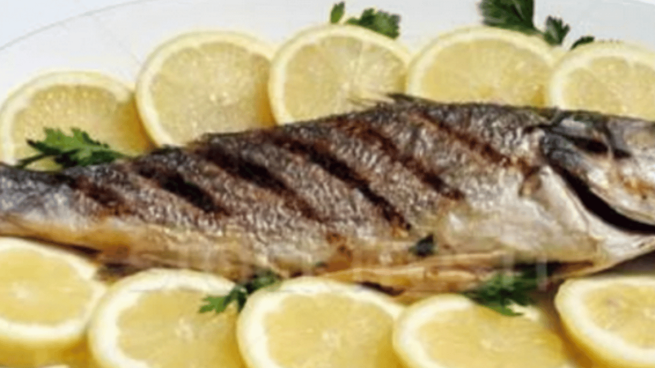 Foto - Balığa limon ne zaman sıkılmalı? Balığın lezzetine lezzet katmak için pişmeden önce mi, piştikten sonra mı peki!