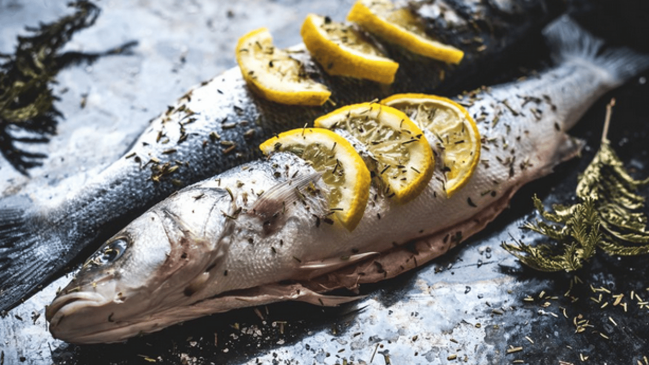 Foto - Balığa limon ne zaman sıkılmalı? Balığın lezzetine lezzet katmak için pişmeden önce mi, piştikten sonra mı peki!