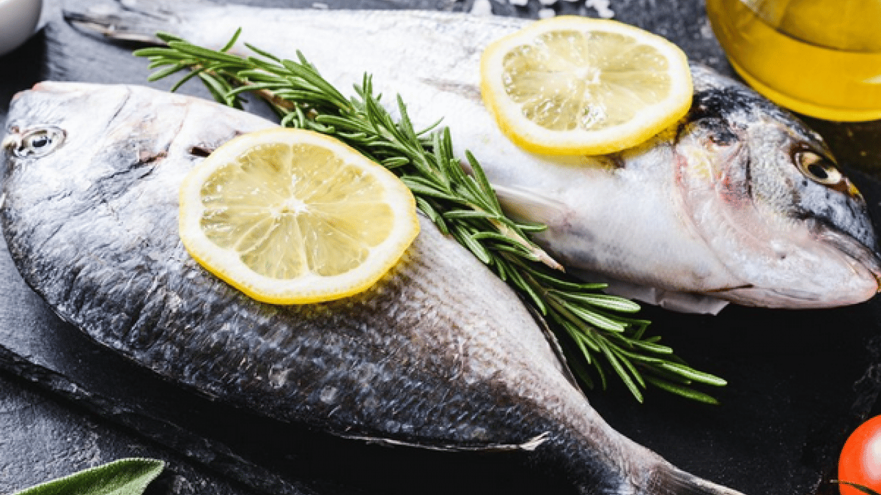Foto - Balığa limon ne zaman sıkılmalı? Balığın lezzetine lezzet katmak için pişmeden önce mi, piştikten sonra mı peki!