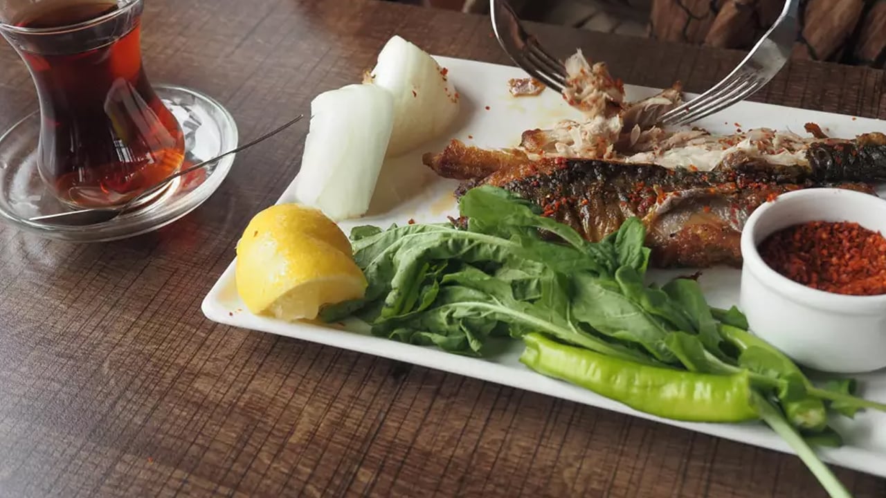 Balığın yanında asla tüketmeyin! Sindirim sistemini bozuyor