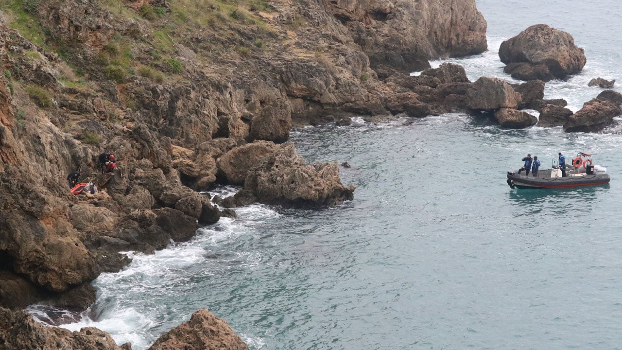 Foto - Balık uğruna canından oluyordu! Falezlerden 20 metre düştü