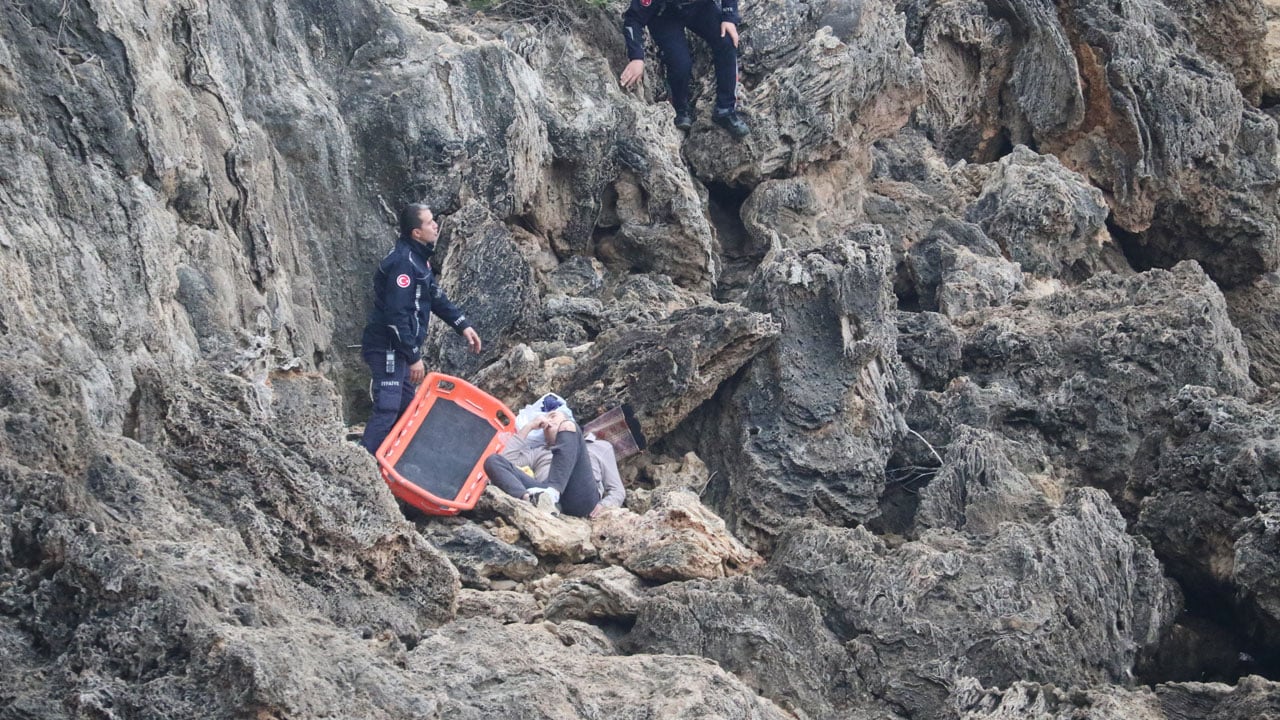 Foto - Balık uğruna canından oluyordu! Falezlerden 20 metre düştü