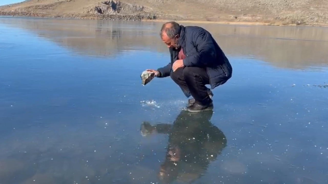 Foto - Balıkçılar buzun kalınlığını kontrol etti! Çıldır Gölü'nde balık avı için gün sayılıyor