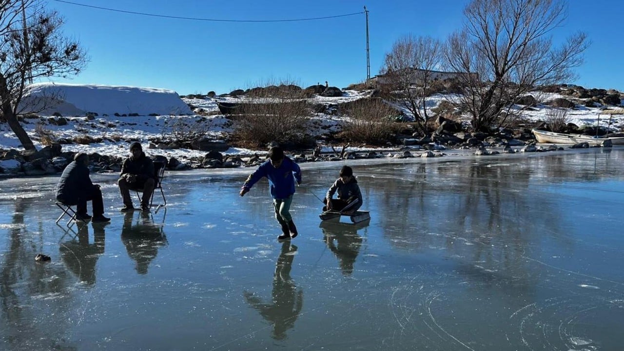 Foto - Balıkçılar buzun kalınlığını kontrol etti! Çıldır Gölü'nde balık avı için gün sayılıyor