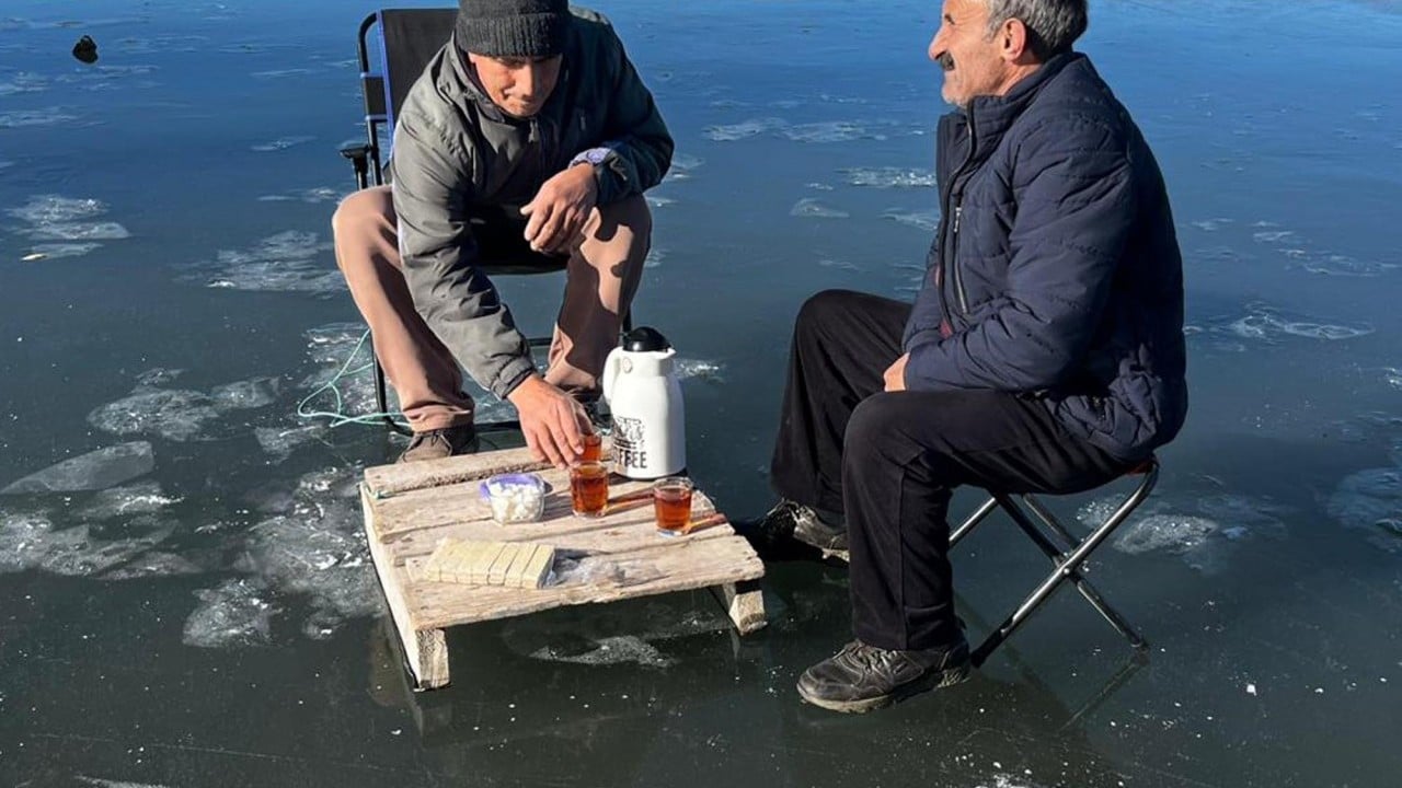 Balıkçılar buzun kalınlığını kontrol etti! Çıldır Gölü'nde balık avı için gün sayılıyor