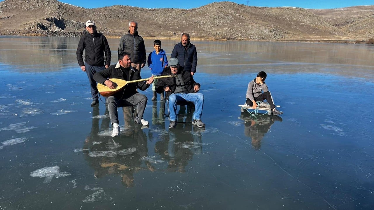 Foto - Balıkçılar buzun kalınlığını kontrol etti! Çıldır Gölü'nde balık avı için gün sayılıyor
