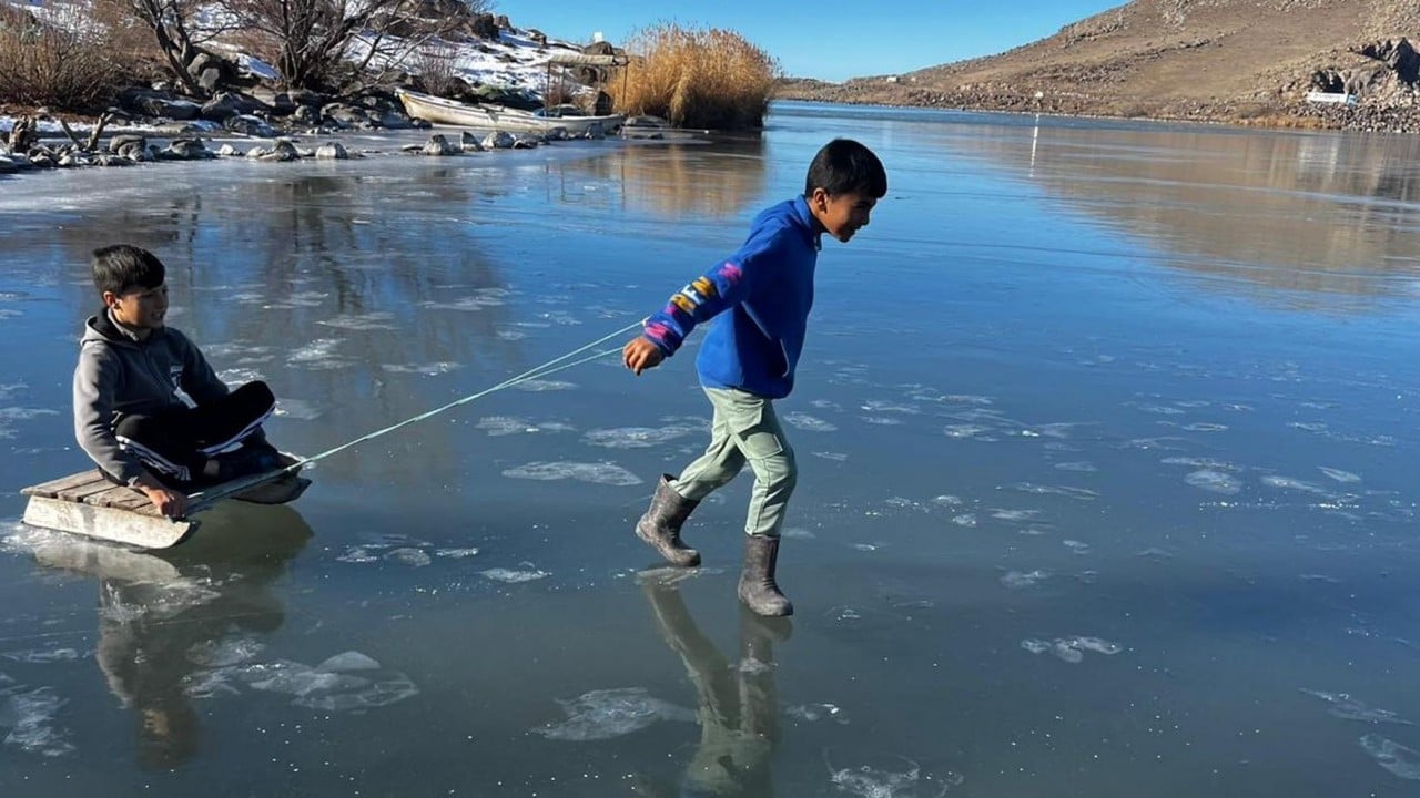 Foto - Balıkçılar buzun kalınlığını kontrol etti! Çıldır Gölü'nde balık avı için gün sayılıyor