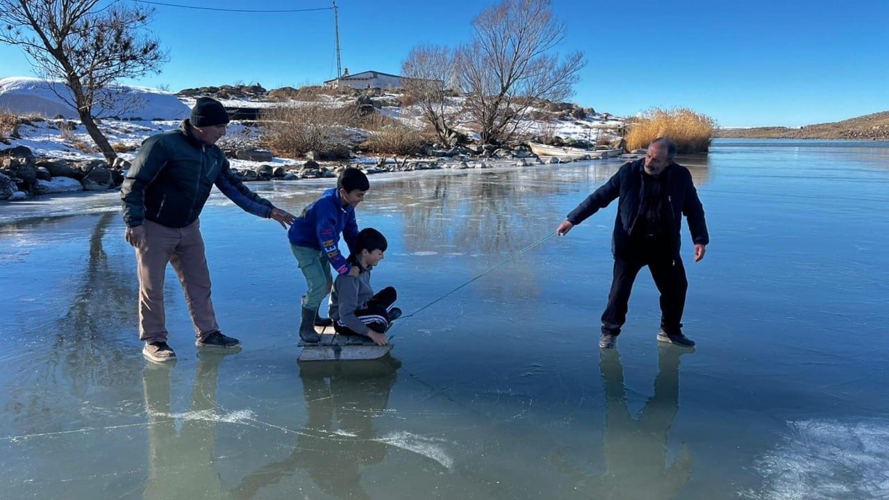 Foto - Balıkçılar buzun kalınlığını kontrol etti! Çıldır Gölü'nde balık avı için gün sayılıyor