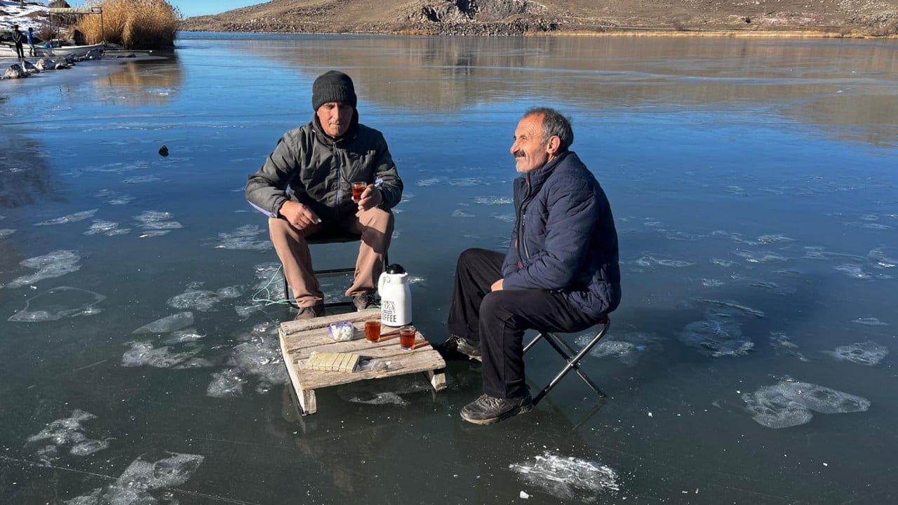 Foto - Balıkçılar buzun kalınlığını kontrol etti! Çıldır Gölü'nde balık avı için gün sayılıyor
