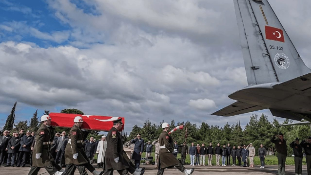 Foto - Balıkesir’de F16 kazası ciğerimizi yaktı! Şehit pilottan geriye sadece bu görüntü kaldı