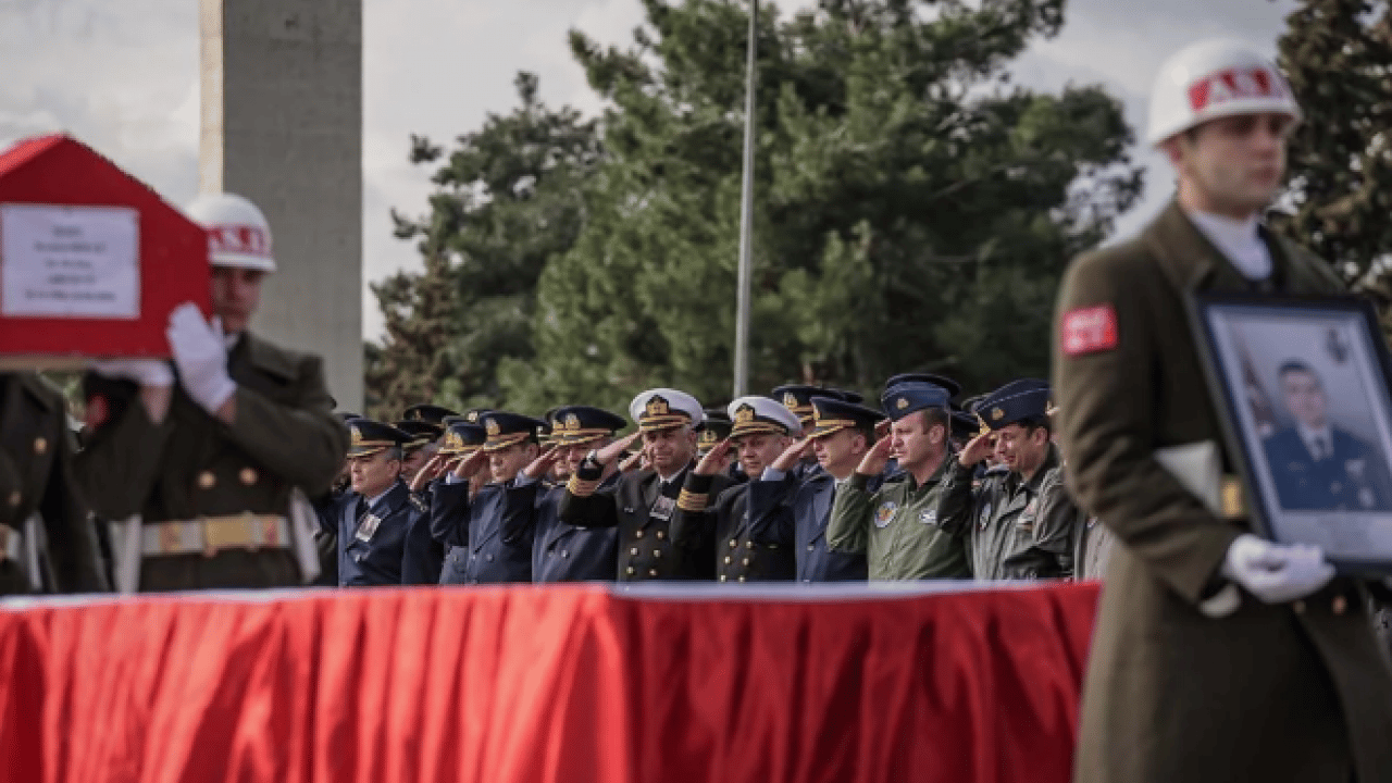 Foto - Balıkesir’de F16 kazası ciğerimizi yaktı! Şehit pilottan geriye sadece bu görüntü kaldı