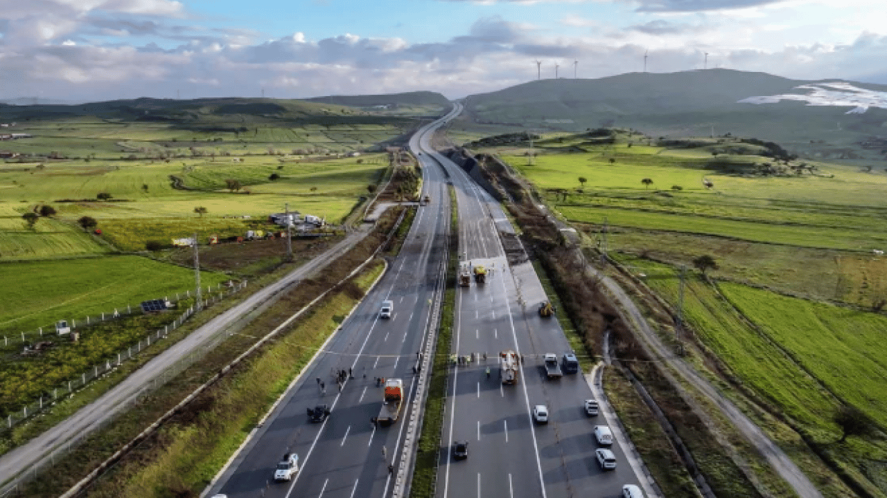 Foto - Balıkesir’de F16 kazası ciğerimizi yaktı! Şehit pilottan geriye sadece bu görüntü kaldı