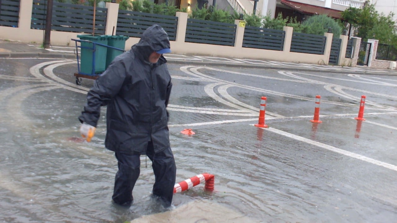 Foto - Balıkesir’de sağanak felaketi: Yollar göle döndü, trafik durma noktasına geldi