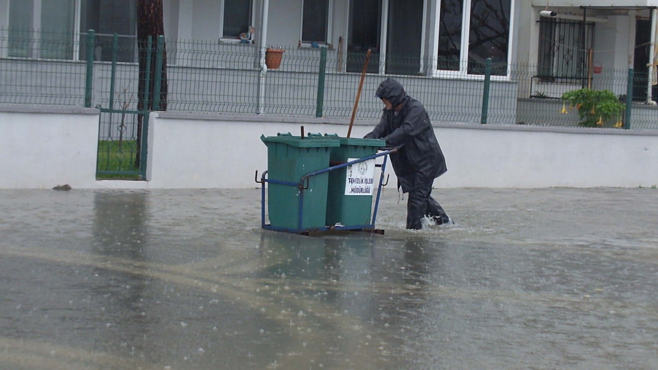 Balıkesir’de sağanak felaketi: Yollar göle döndü, trafik durma noktasına geldi