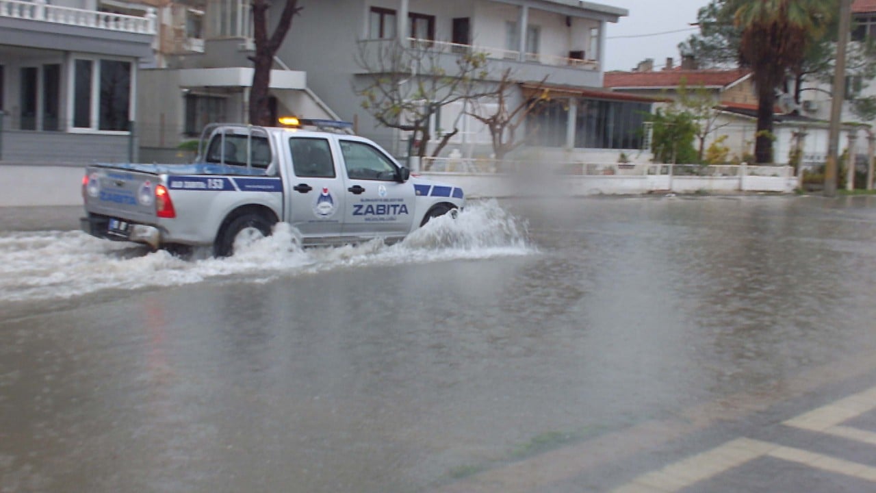 Foto - Balıkesir’de sağanak felaketi: Yollar göle döndü, trafik durma noktasına geldi