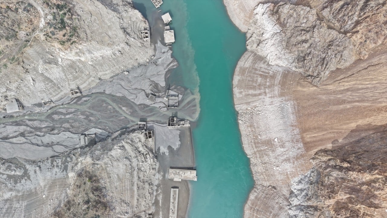 Foto - Baraj altında kalmıştı! Su seviyesi düşünce köy yeniden ortaya çıktı