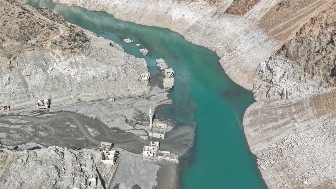 Foto - Baraj altında kalmıştı! Su seviyesi düşünce köy yeniden ortaya çıktı