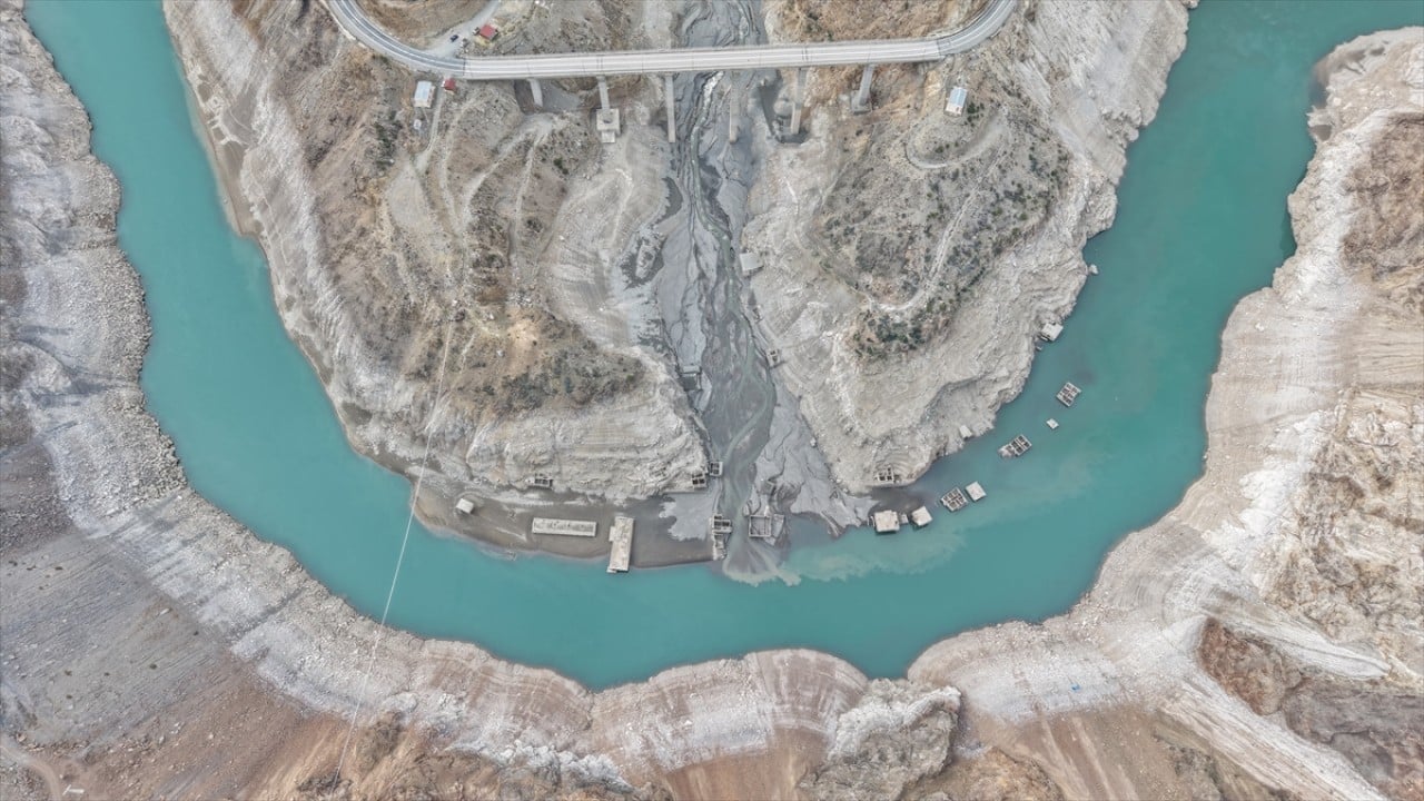 Foto - Baraj altında kalmıştı! Su seviyesi düşünce köy yeniden ortaya çıktı