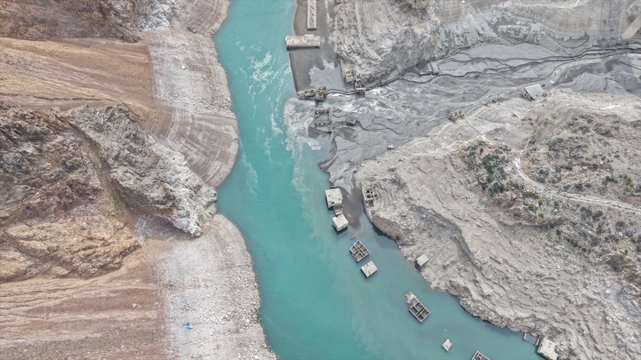 Foto - Baraj altında kalmıştı! Su seviyesi düşünce köy yeniden ortaya çıktı