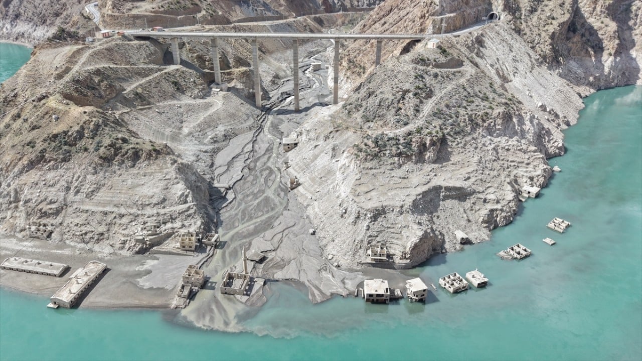 Foto - Baraj altında kalmıştı! Su seviyesi düşünce köy yeniden ortaya çıktı