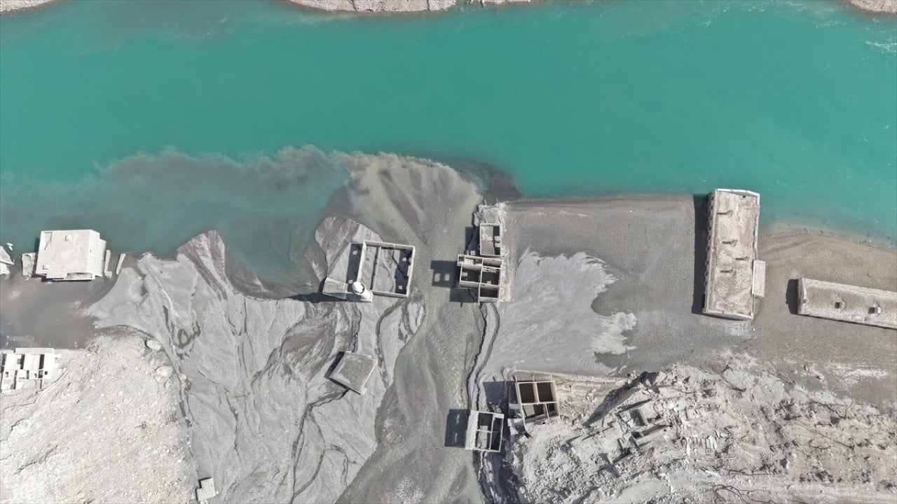 Foto - Baraj altında kalmıştı! Su seviyesi düşünce köy yeniden ortaya çıktı