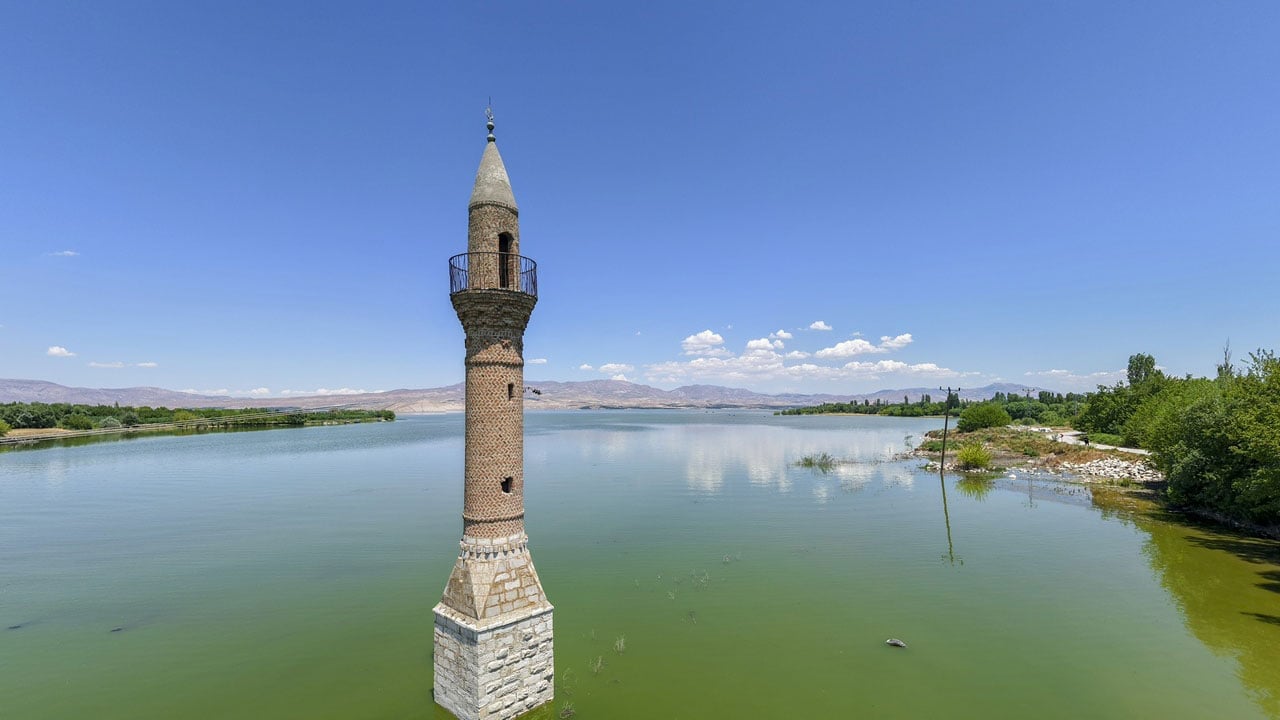 Baraj suları yükseldi, mahalleler göle döndü! Tarihi Yalnız Minare su altında kaldı