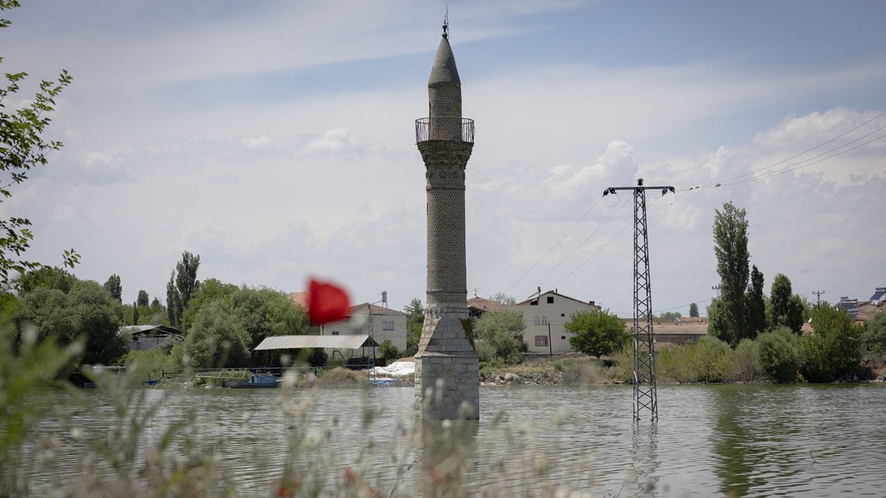 Foto - Baraj suları yükseldi, mahalleler göle döndü! Tarihi Yalnız Minare su altında kaldı