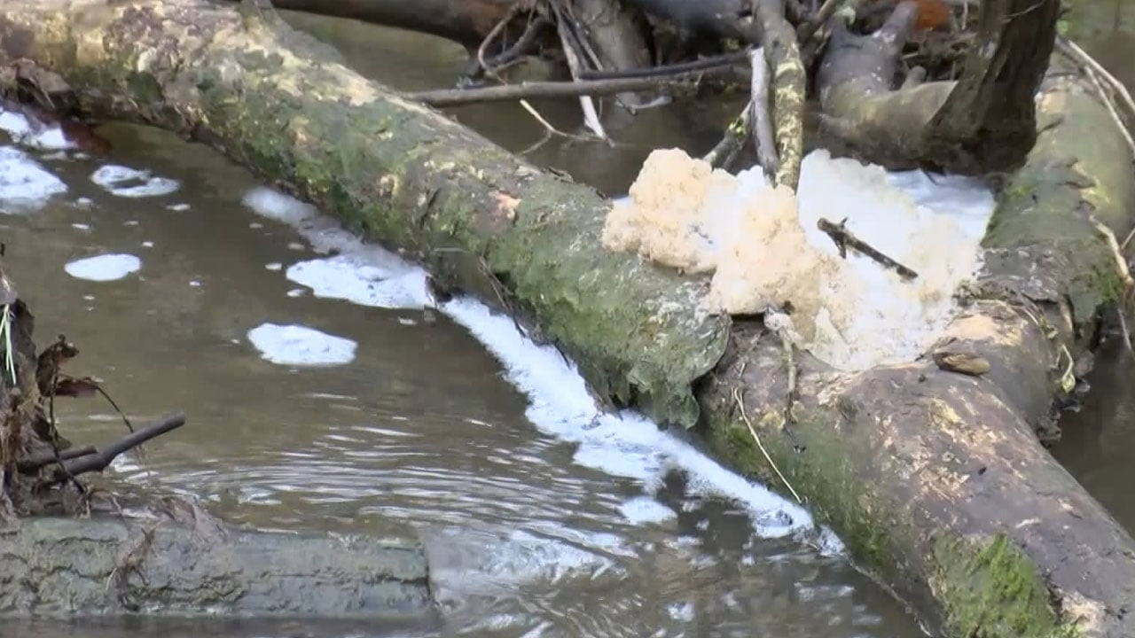 Foto - Baraja kırmızı su akıyor! İstanbul’da tedirgin eden görüntü