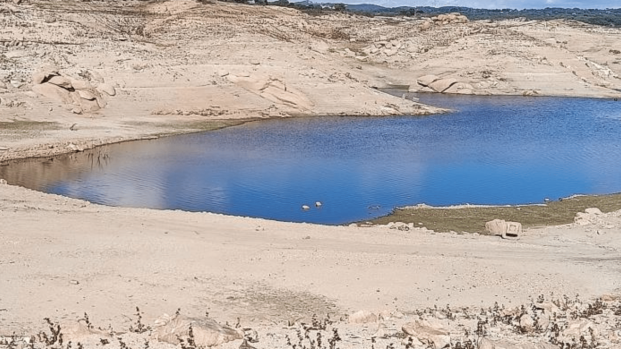 Foto - Barajdaki su çekildi, helikopter enkazı göründü! 16 yıl sonra ortaya çıkan acı hikaye