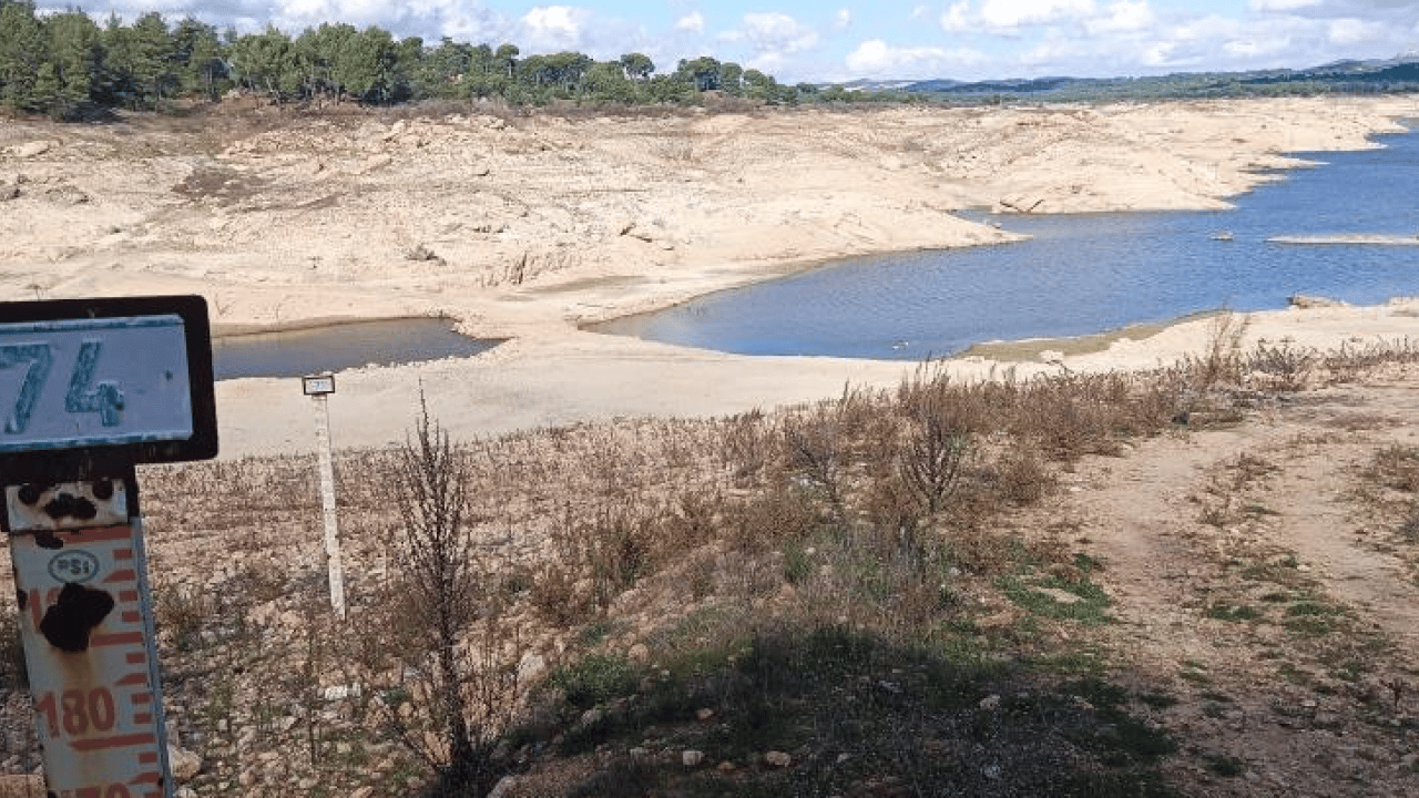 Foto - Barajdaki su çekildi, helikopter enkazı göründü! 16 yıl sonra ortaya çıkan acı hikaye